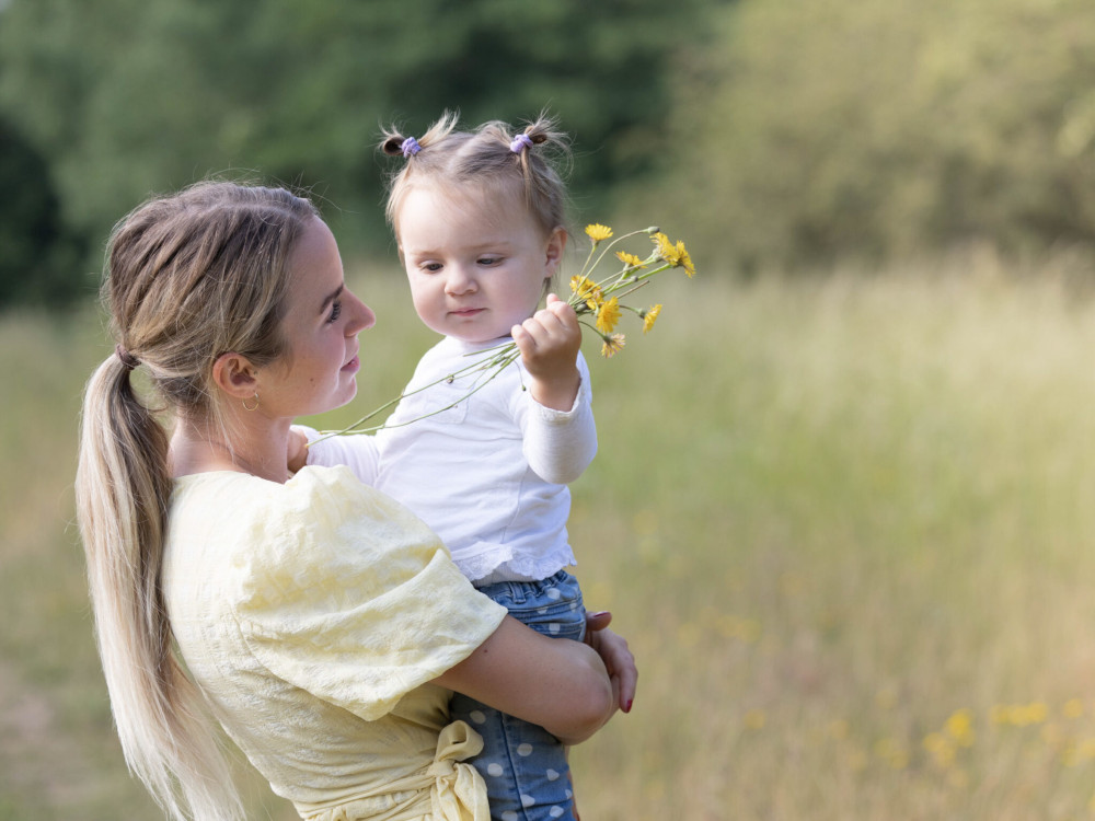 Therese og Vilja mælkebøtter Fotograf Jeanne Malev